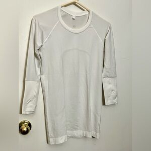 LA 3/4 crewneck white shirt.LULULEMON FR.S:6 like new